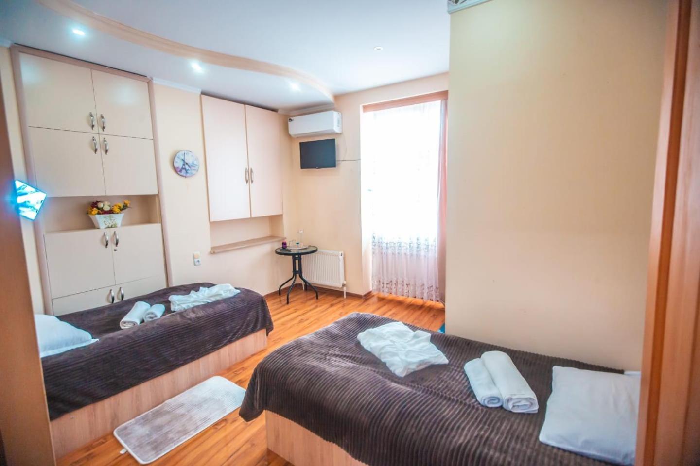 Hotel Caravan Palace Kutaisi Ngoại thất bức ảnh