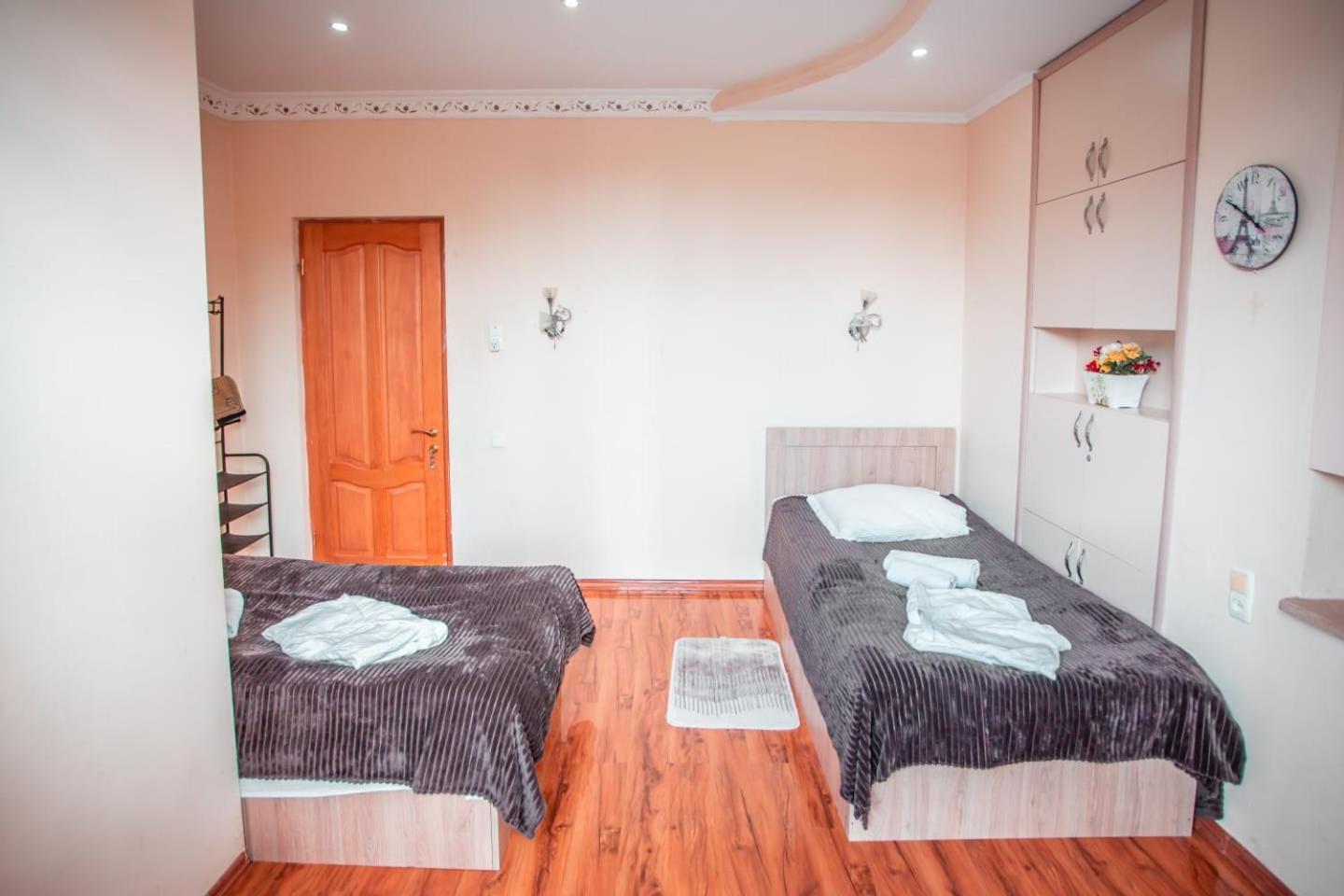Hotel Caravan Palace Kutaisi Ngoại thất bức ảnh