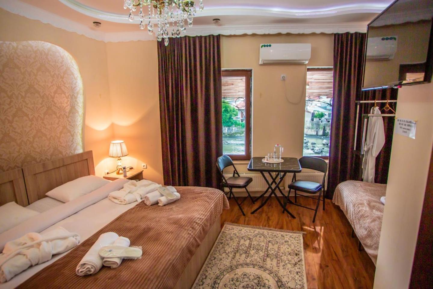 Hotel Caravan Palace Kutaisi Ngoại thất bức ảnh